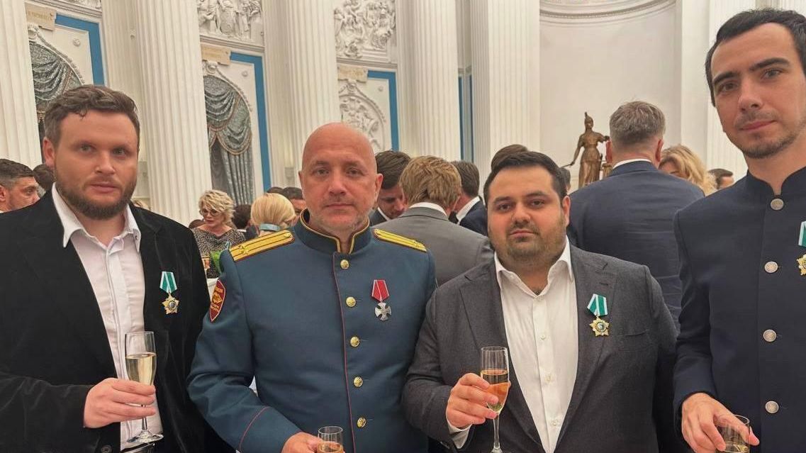 Политический деятель Захар Прилепин и российские пранкеры Вован и Лексус после получения госнаград в Кремле. 4 июля 2024 - РИА Новости, 1920, 04.07.2024