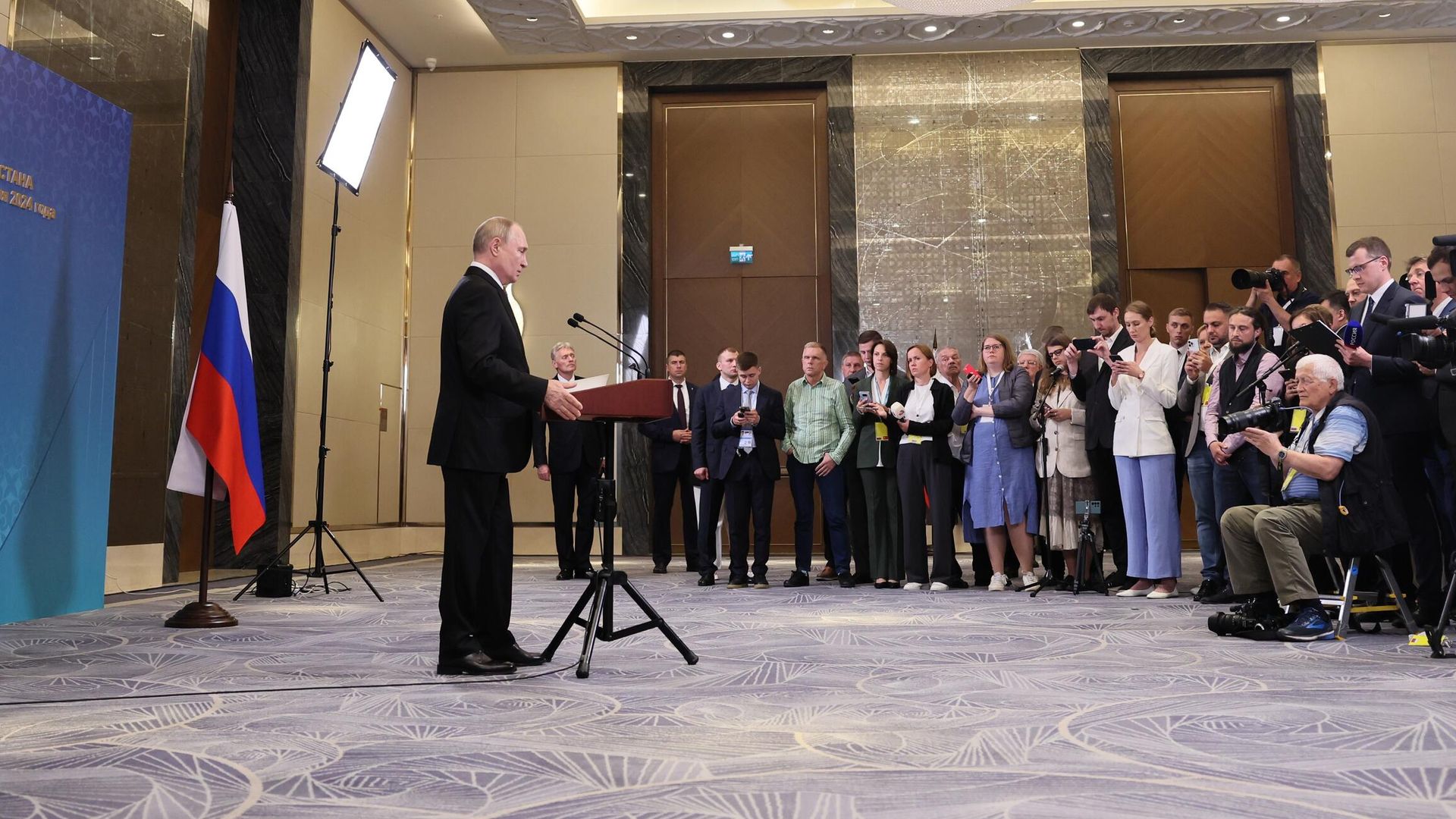 Президент России Владимир Путин во время подхода к представителям российских СМИ по итогам саммита Шанхайской организации сотрудничества Президент России Владимир Путин во время подхода к представителям российских СМИ по итогам саммита Шанхайской организации сотрудничества - РИА Новости, 1920, 04.07.2024