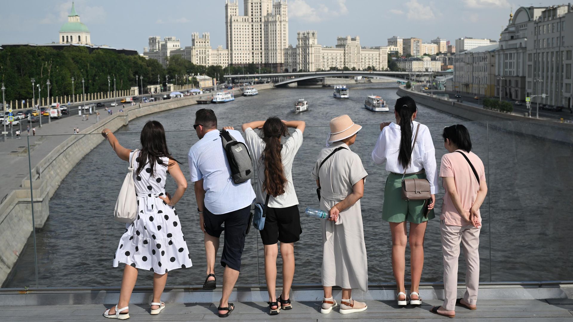 Люди отдыхают в парке Зарядье в Москве Люди отдыхают в парке Зарядье в Москве - РИА Новости, 1920, 24.07.2024