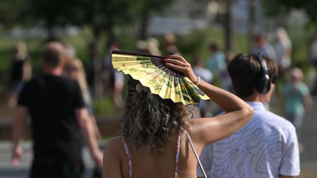 Люди отдыхают в парке Зарядье в Москве