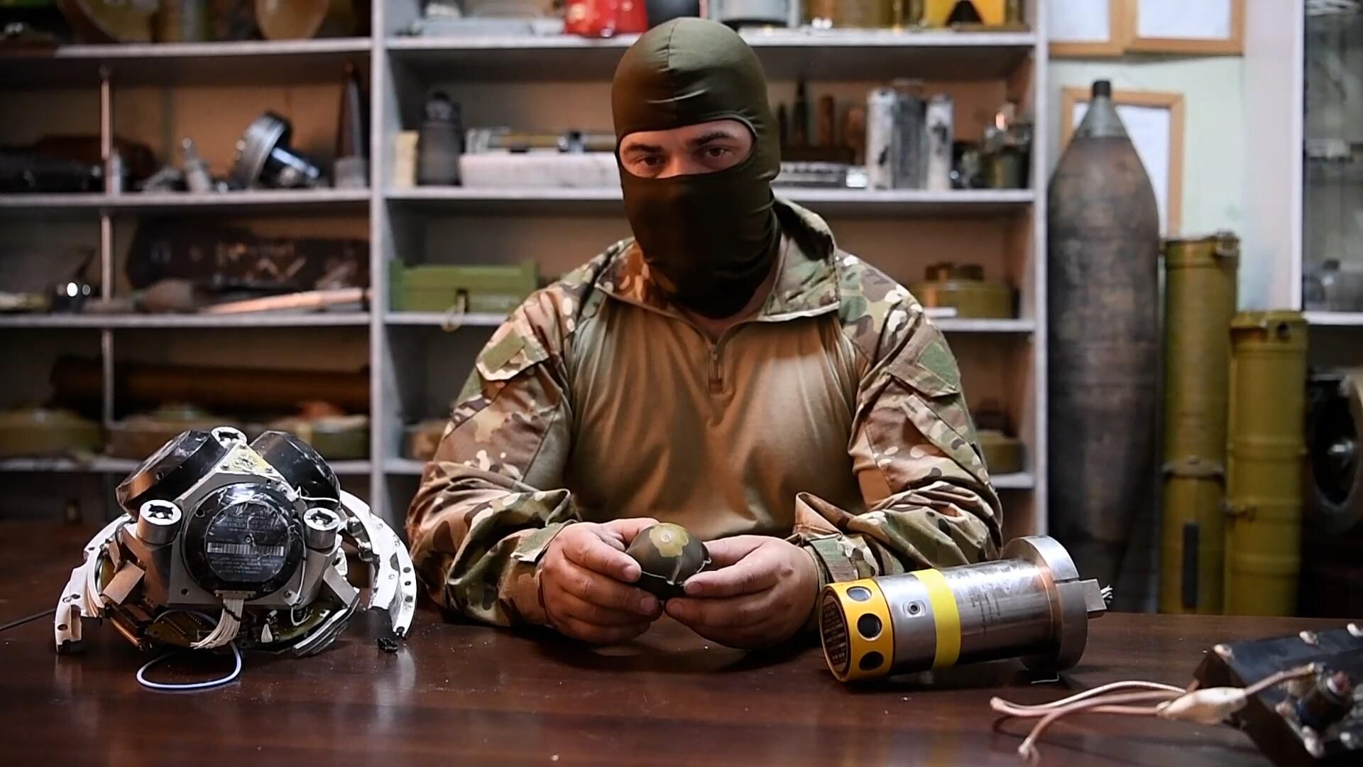 Российский военнослужащий о кассетном суббоеприпасе американской ракеты ATACMS Российский военнослужащий о кассетном суббоеприпасе американской ракеты ATACMS - РИА Новости, 1920, 05.07.2024