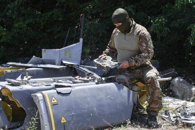 Российский специалист изучает фрагменты ракет Storm Shadow Российский специалист изучает фрагменты ракет Storm Shadow