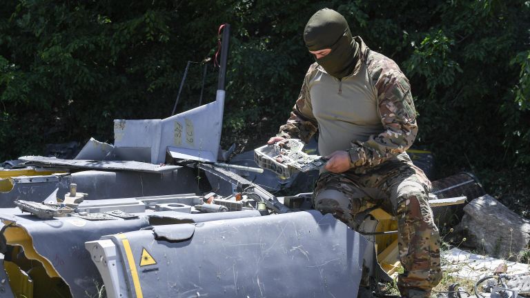 Российский специалист изучает фрагменты ракет Storm Shadow Российский специалист изучает фрагменты ракет Storm Shadow