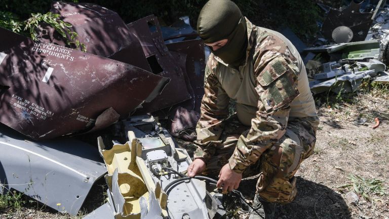 Российский специалист изучает фрагменты ракет Storm Shadow Российский специалист изучает фрагменты ракет Storm Shadow