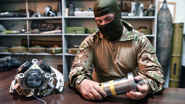 Российский специалист изучает гироскоп наведения ракеты ATACMS Российский специалист изучает гироскоп наведения ракеты ATACMS