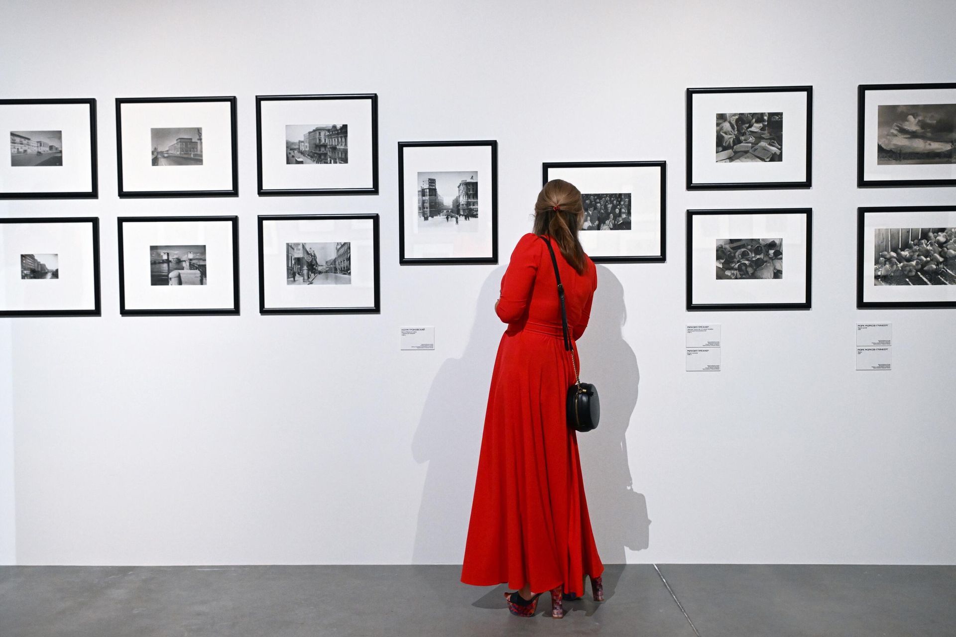 Посетительница изучает экспонаты на выставке Истоки советской фотографии. 1920-1930-е годы из коллекции Галереи Люмьер в Еврейском музее и центре толерантности в Москве - РИА Новости, 1920, 22.12.2025