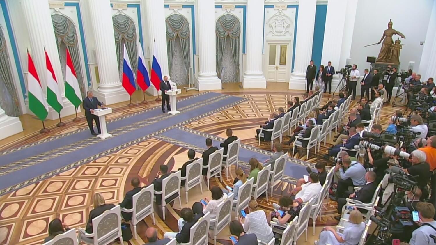 Президент РФ Владимир Путин и премьер-министр Венгрии Виктор Орбан во время совместной пресс-конференции по итогам встречи Президент РФ Владимир Путин и премьер-министр Венгрии Виктор Орбан во время совместной пресс-конференции по итогам встречи - РИА Новости, 1920, 05.07.2024