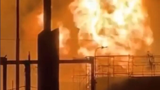 Пожар на нефтебазе после атаки БПЛА в Краснодарском крае. Кадр видео очевидца Пожар на нефтебазе после атаки БПЛА в Краснодарском крае. Кадр видео очевидца - РИА Новости, 1920, 06.07.2024