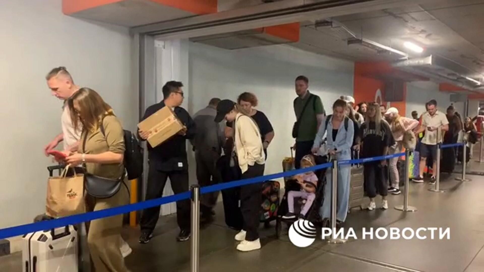 Толпы людей в аэропорту Шереметьево Толпы людей в аэропорту Шереметьево - РИА Новости, 1920, 06.07.2024