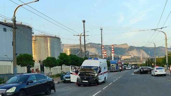 Место ДТП с участием автомобиля скорой медицинской помощи и легковыми машинами в Новороссийске в Краснодарском крае. 6 июля 2024 Место ДТП с участием автомобиля скорой медицинской помощи и легковыми машинами в Новороссийске в Краснодарском крае. 6 июля 2024 - РИА Новости, 1920, 06.07.2024