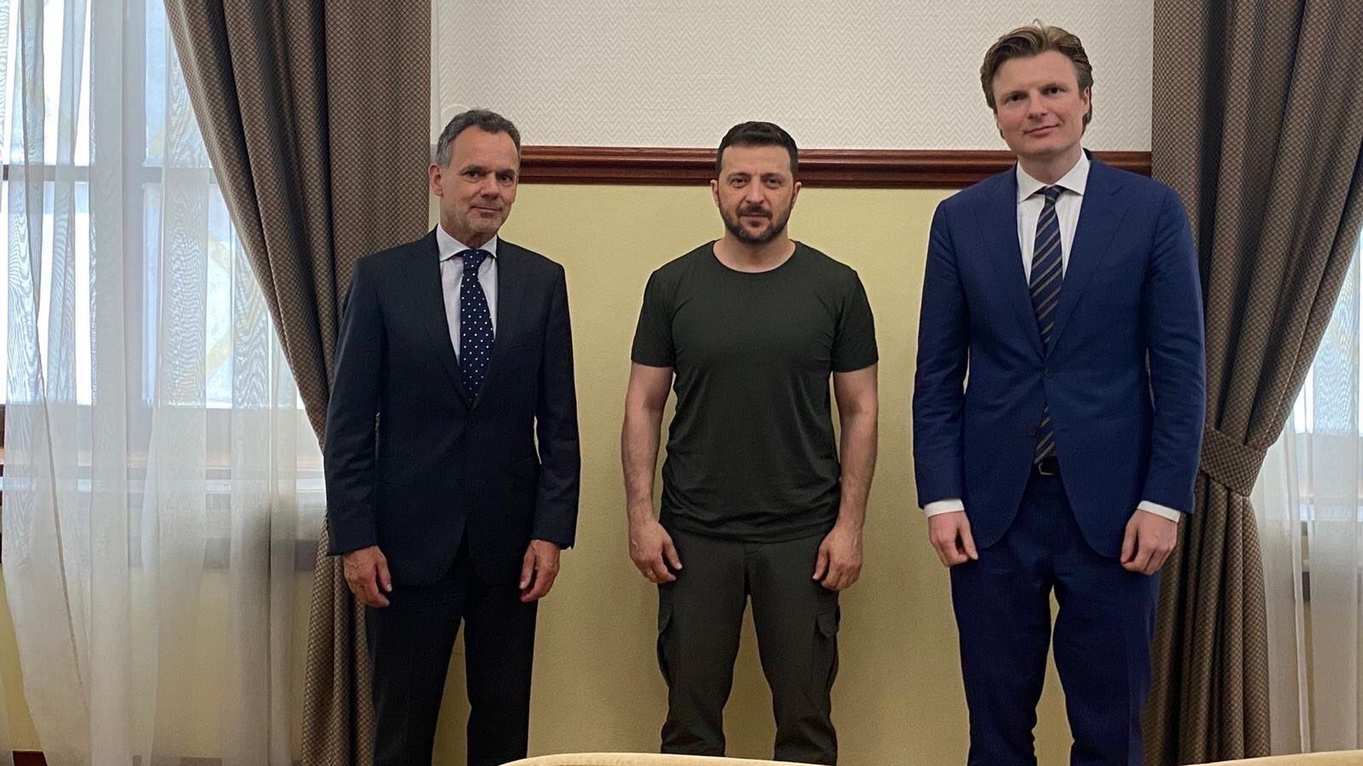 Министр обороны Нидерландов Рубен Брекелманс и глава МИД Нидерландов Каспар Велдкамп во время визита на Украину. 7 июля 2024 Министр обороны Нидерландов Рубен Брекелманс и глава МИД Нидерландов Каспар Велдкамп во время визита на Украину. 7 июля 2024 - РИА Новости, 1920, 07.07.2024