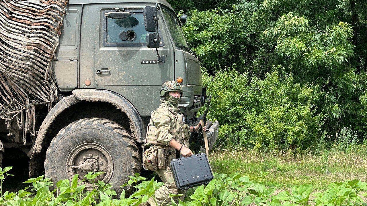 Боец готовится мониторить небо в поисках БПЛА противника Боец готовится мониторить небо в поисках БПЛА противника - РИА Новости, 1920, 09.07.2024