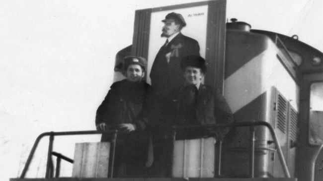 Андрей Козейчук (слева) на 1-м поезде на станции Усть-Нюкжа. Состав привели на 4 месяца раньше срока. 20 февраля1981 года Андрей Козейчук (слева) на 1-м поезде на станции Усть-Нюкжа. Состав привели на 4 месяца раньше срока. 20 февраля1981 года