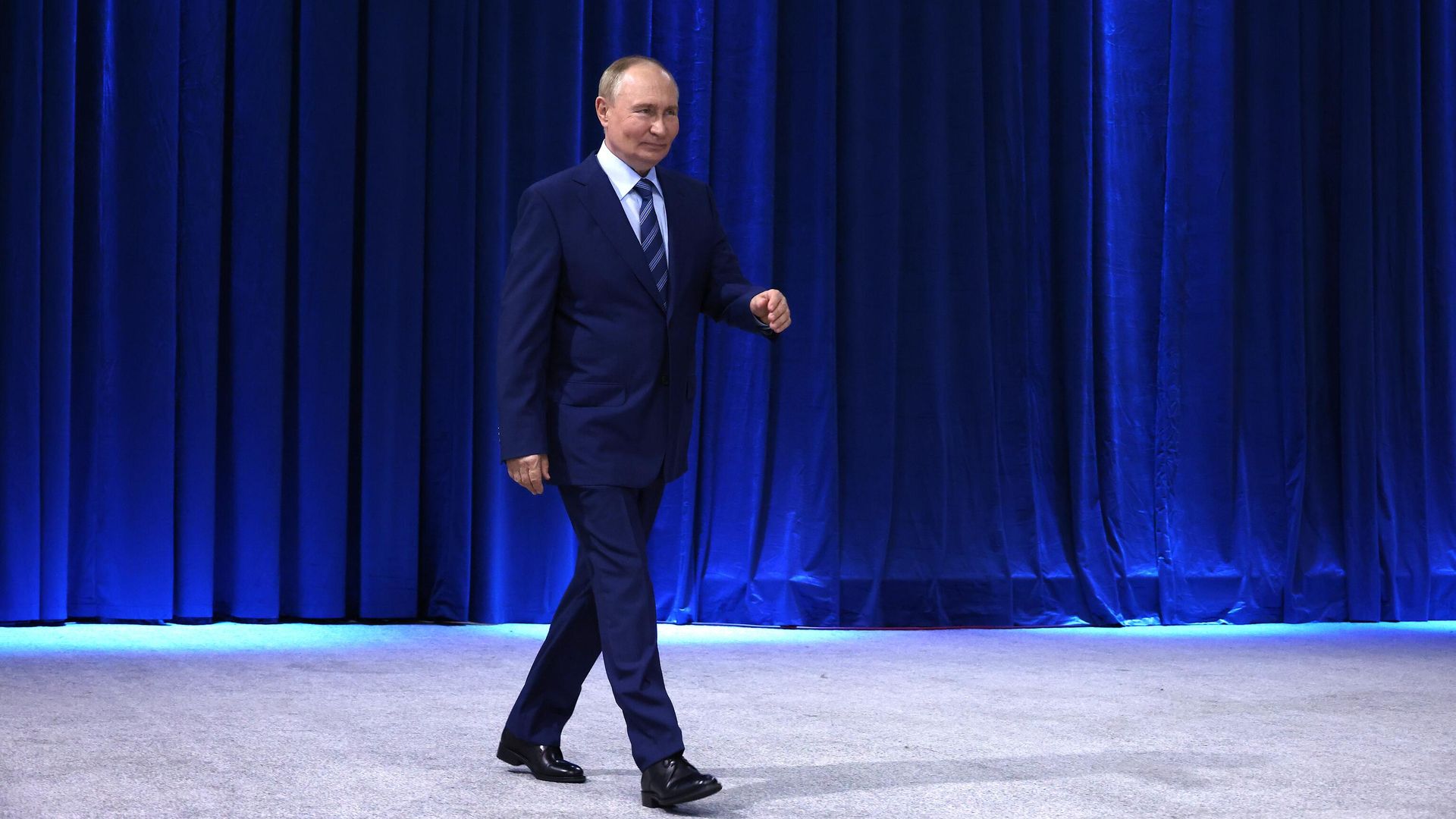 Президент РФ Владимир Путин на встрече с финалистами конкурса Это у нас семейное на ВДНХ Президент РФ Владимир Путин на встрече с финалистами конкурса Это у нас семейное на ВДНХ - РИА Новости, 1920, 08.07.2024