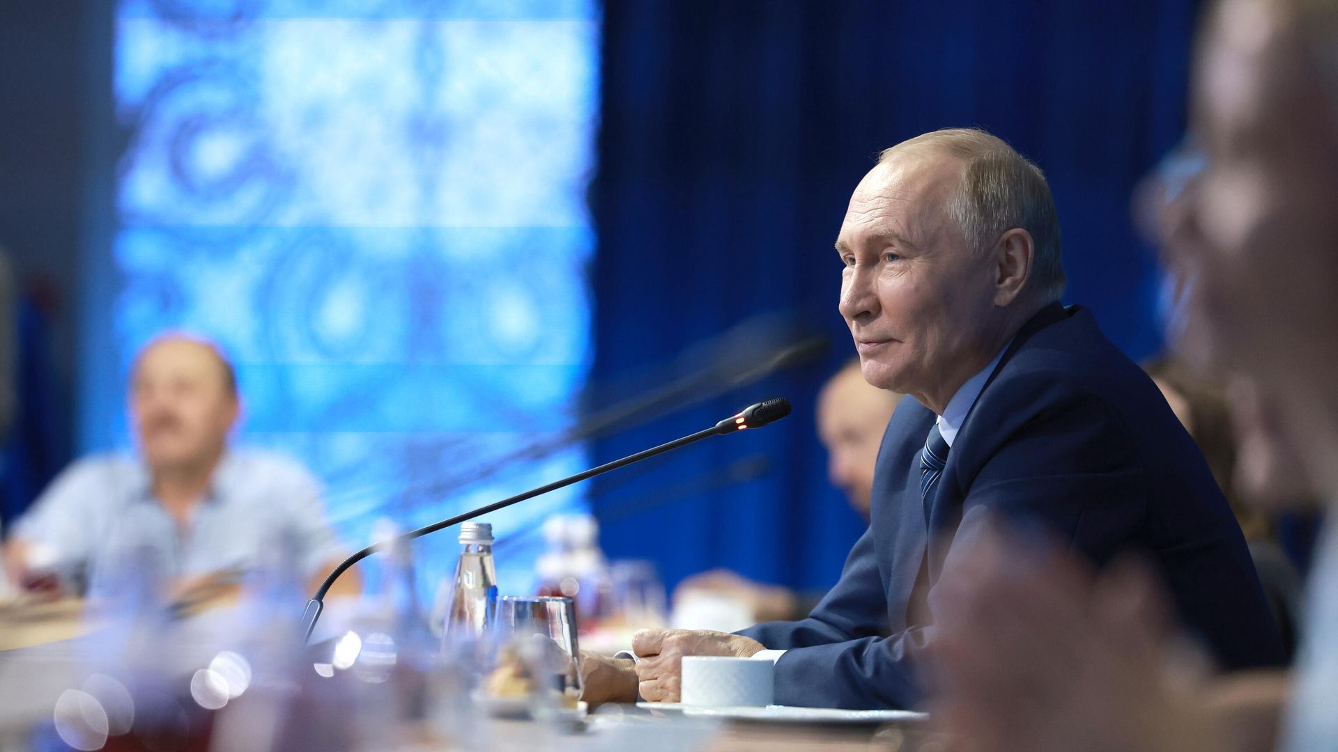 Президент РФ Владимир Путин на встрече с финалистами конкурса Это у нас семейное на ВДНХ. 8 июля 2024 Президент РФ Владимир Путин на встрече с финалистами конкурса Это у нас семейное на ВДНХ. 8 июля 2024 - РИА Новости, 1920, 08.07.2024