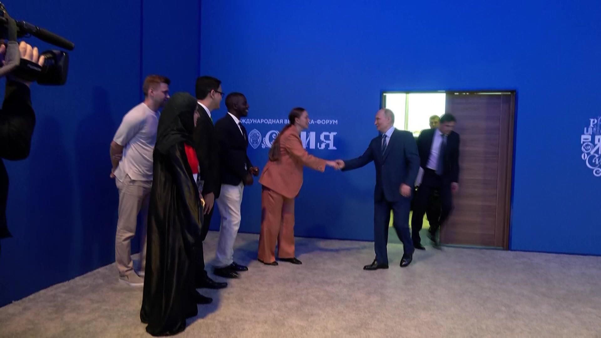 Путин и молодой человек из Уганды, который хотел стать его сыном Путин и молодой человек из Уганды, который хотел стать его сыном - РИА Новости, 1920, 08.07.2024