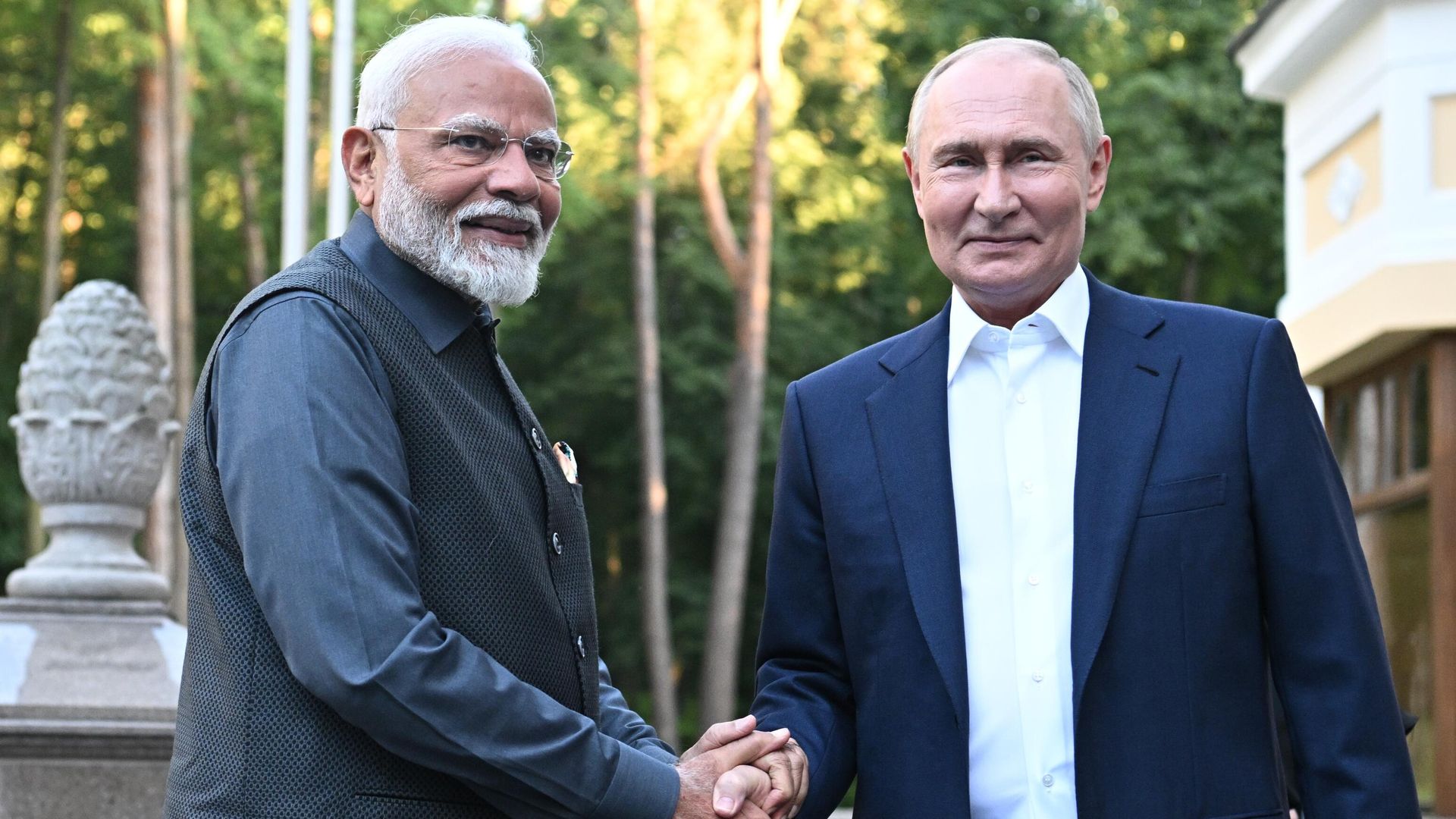 Владимир Путин и Нарендра Моди во время встречи Владимир Путин и Нарендра Моди во время встречи - РИА Новости, 1920, 25.09.2025