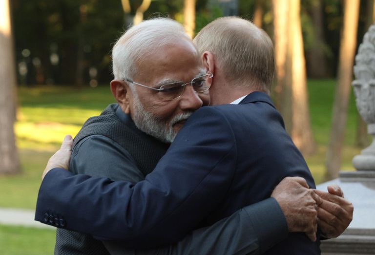 Президент РФ Владимир Путин и премьер-министр Индии Нарендра Моди (слева) во время встречи в резиденции Ново-Огарево Президент РФ Владимир Путин и премьер-министр Индии Нарендра Моди (слева) во время встречи в резиденции Ново-Огарево