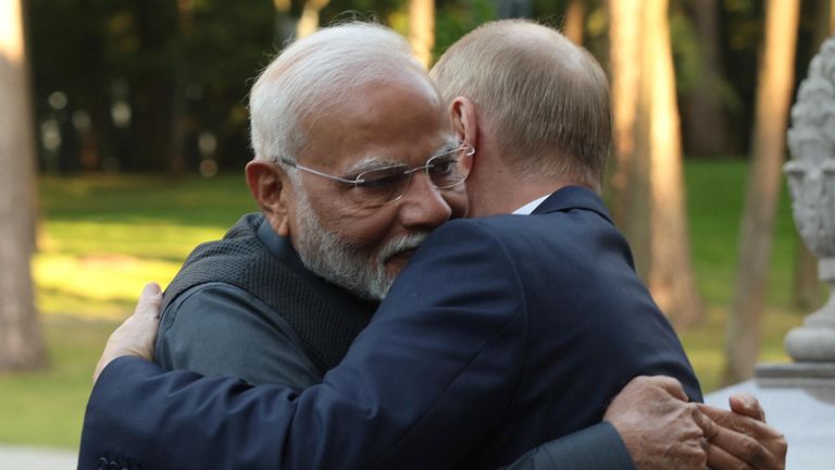 Президент РФ Владимир Путин и премьер-министр Индии Нарендра Моди (слева) во время встречи в резиденции Ново-Огарево Президент РФ Владимир Путин и премьер-министр Индии Нарендра Моди (слева) во время встречи в резиденции Ново-Огарево