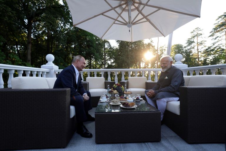 Президент РФ Владимир Путин и премьер-министр Индии Нарендра Моди (справа) во время встречи в резиденции Ново-Огарево Президент РФ Владимир Путин и премьер-министр Индии Нарендра Моди (справа) во время встречи в резиденции Ново-Огарево