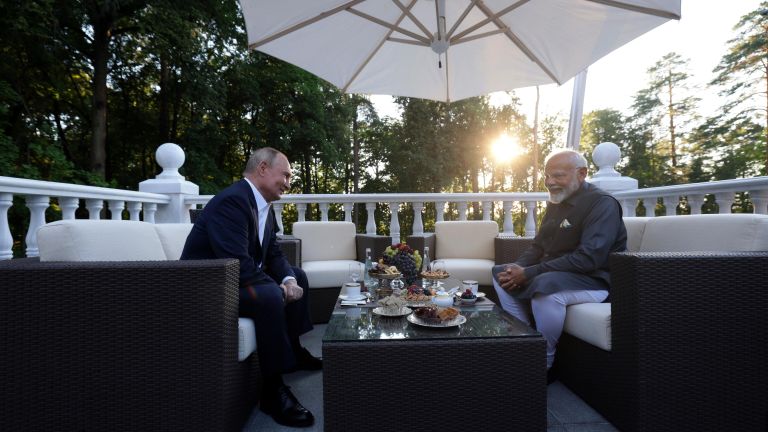 Президент РФ Владимир Путин и премьер-министр Индии Нарендра Моди (справа) во время встречи в резиденции Ново-Огарево Президент РФ Владимир Путин и премьер-министр Индии Нарендра Моди (справа) во время встречи в резиденции Ново-Огарево