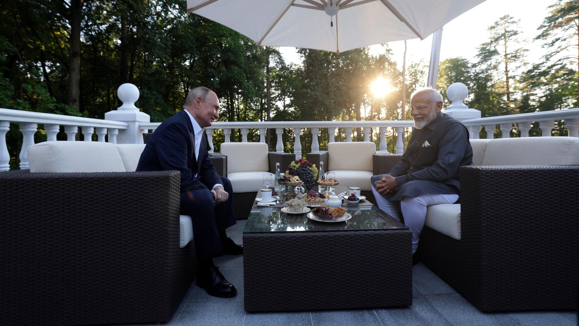 Президент РФ Владимир Путин и премьер-министр Индии Нарендра Моди (справа) во время встречи в резиденции Ново-Огарево - РИА Новости, 1920, 09.07.2024