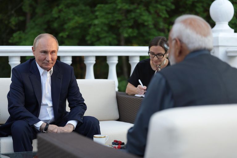 Президент РФ Владимир Путин и премьер-министр Индии Нарендра Моди (справа) во время встречи в резиденции Ново-Огарево Президент РФ Владимир Путин и премьер-министр Индии Нарендра Моди (справа) во время встречи в резиденции Ново-Огарево