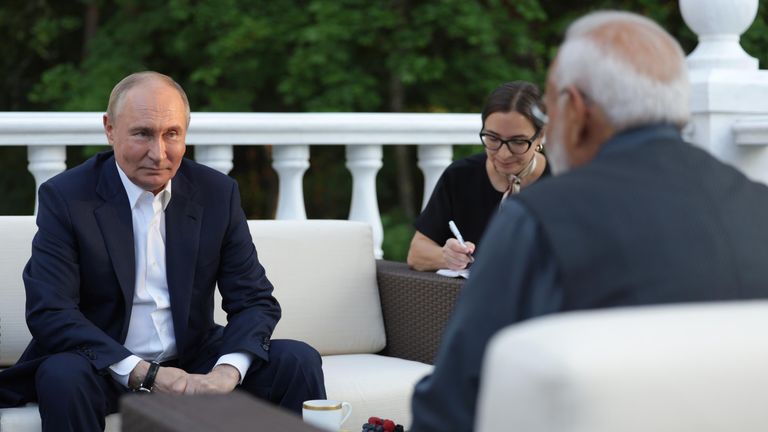 Президент РФ Владимир Путин и премьер-министр Индии Нарендра Моди (справа) во время встречи в резиденции Ново-Огарево Президент РФ Владимир Путин и премьер-министр Индии Нарендра Моди (справа) во время встречи в резиденции Ново-Огарево