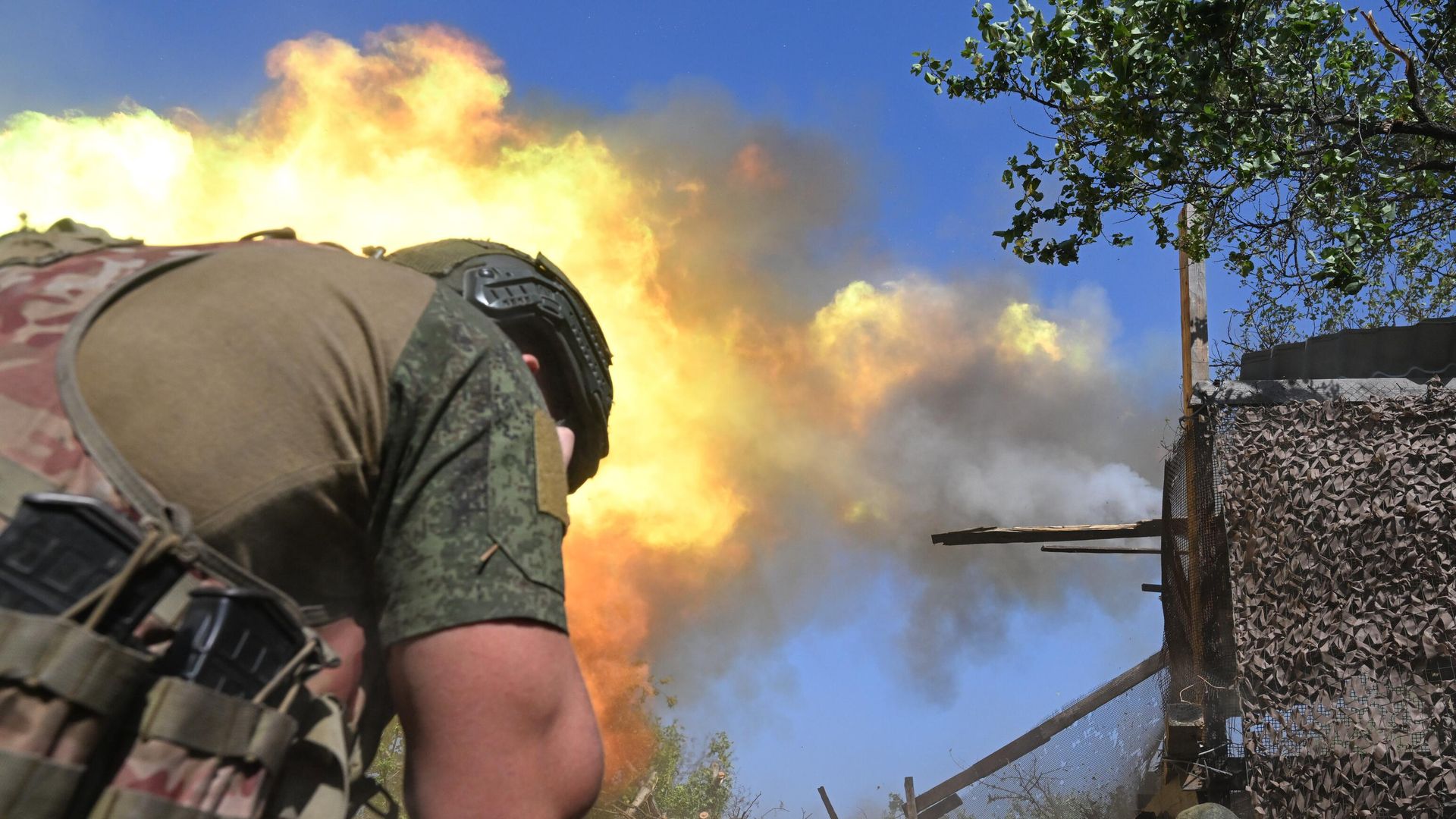 Боевая работа расчета САУ Гиацинт-С ЦВО по позициям ВСУ в зоне СВО Боевая работа расчета САУ Гиацинт-С ЦВО по позициям ВСУ в зоне СВО - РИА Новости, 1920, 12.07.2024