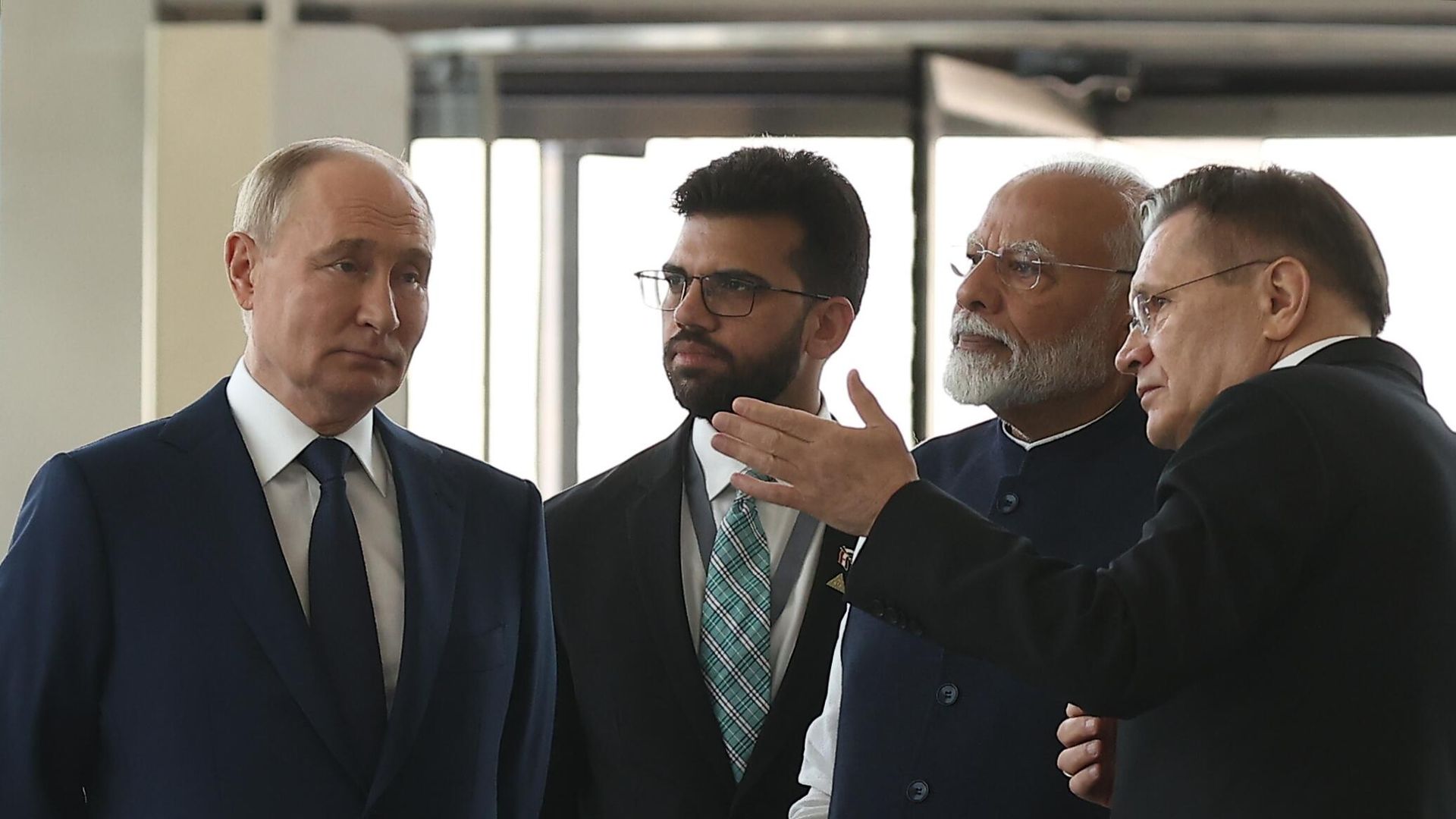 Президент РФ Владимир Путин и премьер-министр Индии Нарендра Моди во время посещения павильона Атом на ВДНХ Президент РФ Владимир Путин и премьер-министр Индии Нарендра Моди во время посещения павильона Атом на ВДНХ - РИА Новости, 1920, 09.07.2024