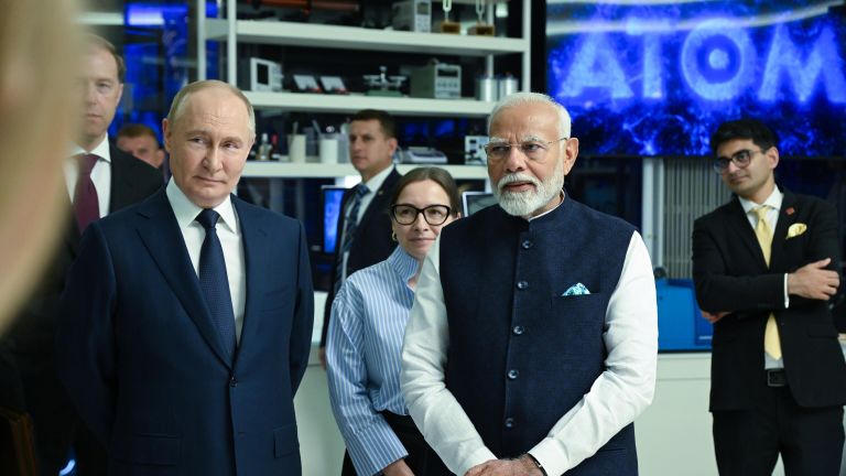 Президент РФ Владимир Путин и премьер-министр Индии Нарендра Моди (справа) во время посещения павильона Атом на ВДНХ Президент РФ Владимир Путин и премьер-министр Индии Нарендра Моди (справа) во время посещения павильона Атом на ВДНХ