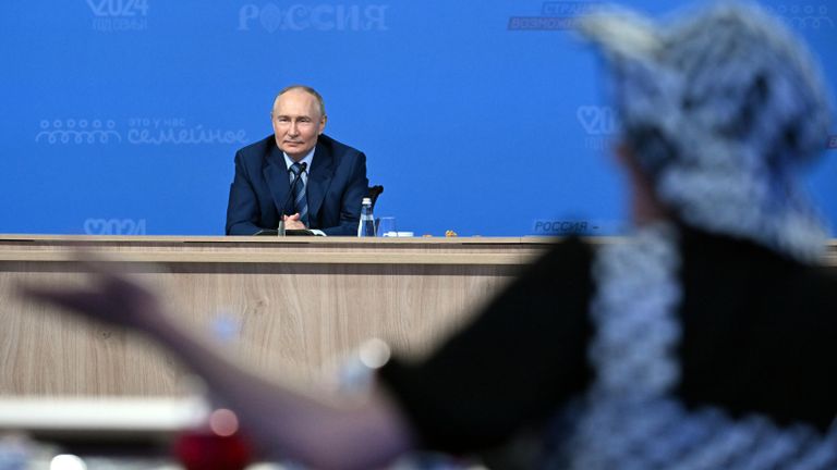 Президент РФ Владимир Путин на встрече с финалистами конкурса Это у нас семейное на ВДНХ Президент РФ Владимир Путин на встрече с финалистами конкурса Это у нас семейное на ВДНХ