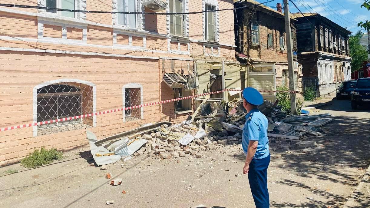 На месте обрушения фрагмента кровли в жилом доме в Астрахани На месте обрушения фрагмента кровли в жилом доме в Астрахани - РИА Новости, 1920, 09.07.2024