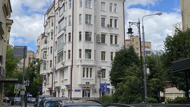 Дом 16/13 в 1-м Неопалимовском переулке в Москве