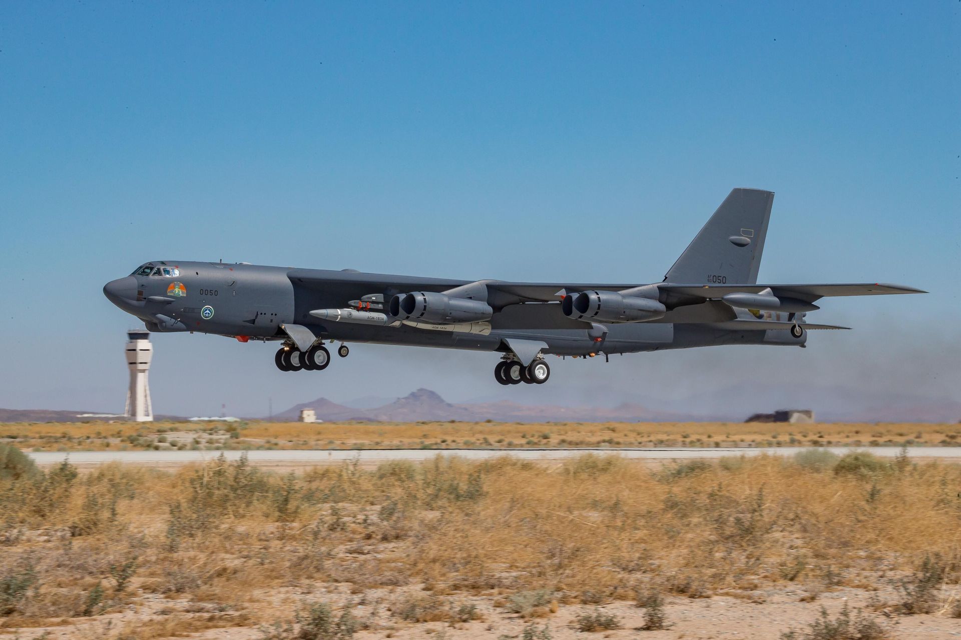 Стратегический бомбардировщик ВВС США B-52H Stratofortress во время испытаний прототипа гиперзвуковой ракеты в Южной Калифорнии Стратегический бомбардировщик ВВС США B-52H Stratofortress во время испытаний прототипа гиперзвуковой ракеты в Южной Калифорнии - РИА Новости, 1920, 26.03.2026