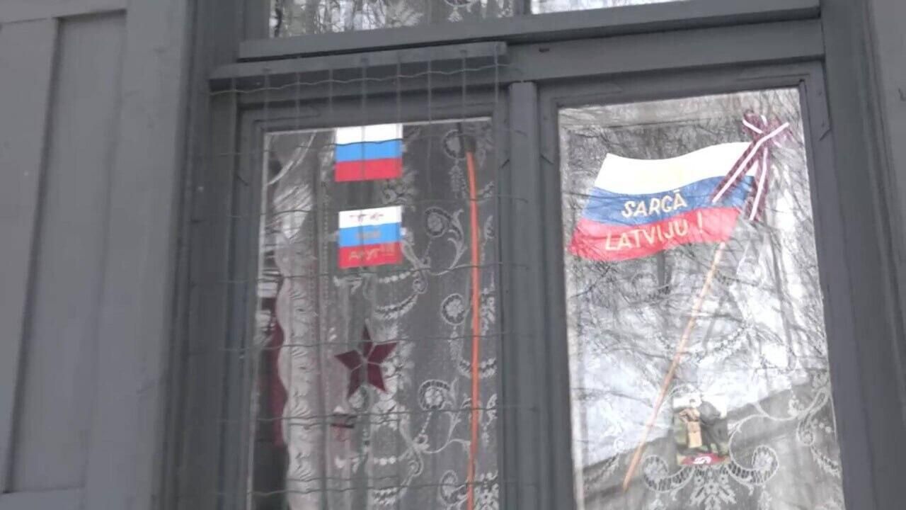 Российский флаг, вывешенный Еленой Крейле в окне своей квартиры  - РИА Новости, 1920, 08.10.2026