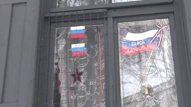 Российский флаг, вывешенный Еленой Крейле в окне своей квартиры 