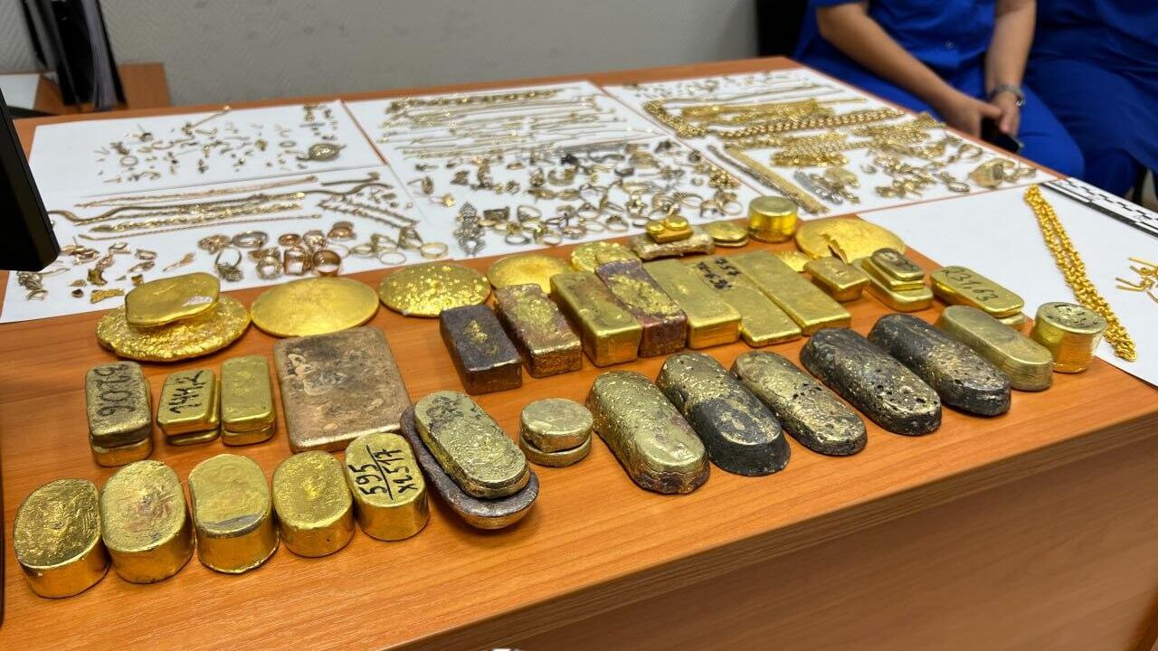 Слитки золота и украшения, изъятые у пассажира в аэропорту Махачкалы Слитки золота и украшения, изъятые у пассажира в аэропорту Махачкалы - РИА Новости, 1920, 11.07.2024