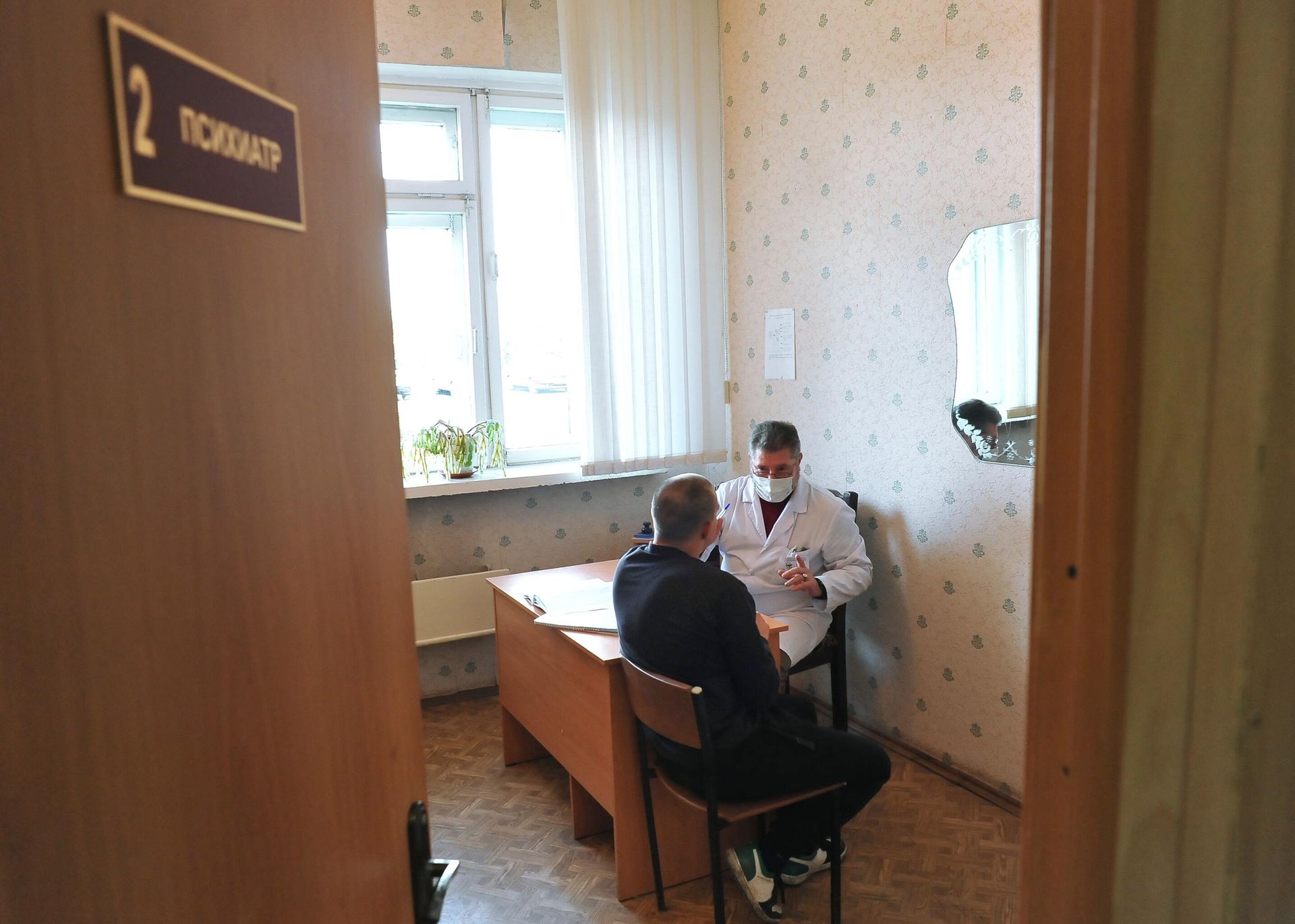 Врач-психиатр общается с призывником во время прохождения медицинской комиссии Врач-психиатр общается с призывником во время прохождения медицинской комиссии - РИА Новости, 1920, 17.10.2024