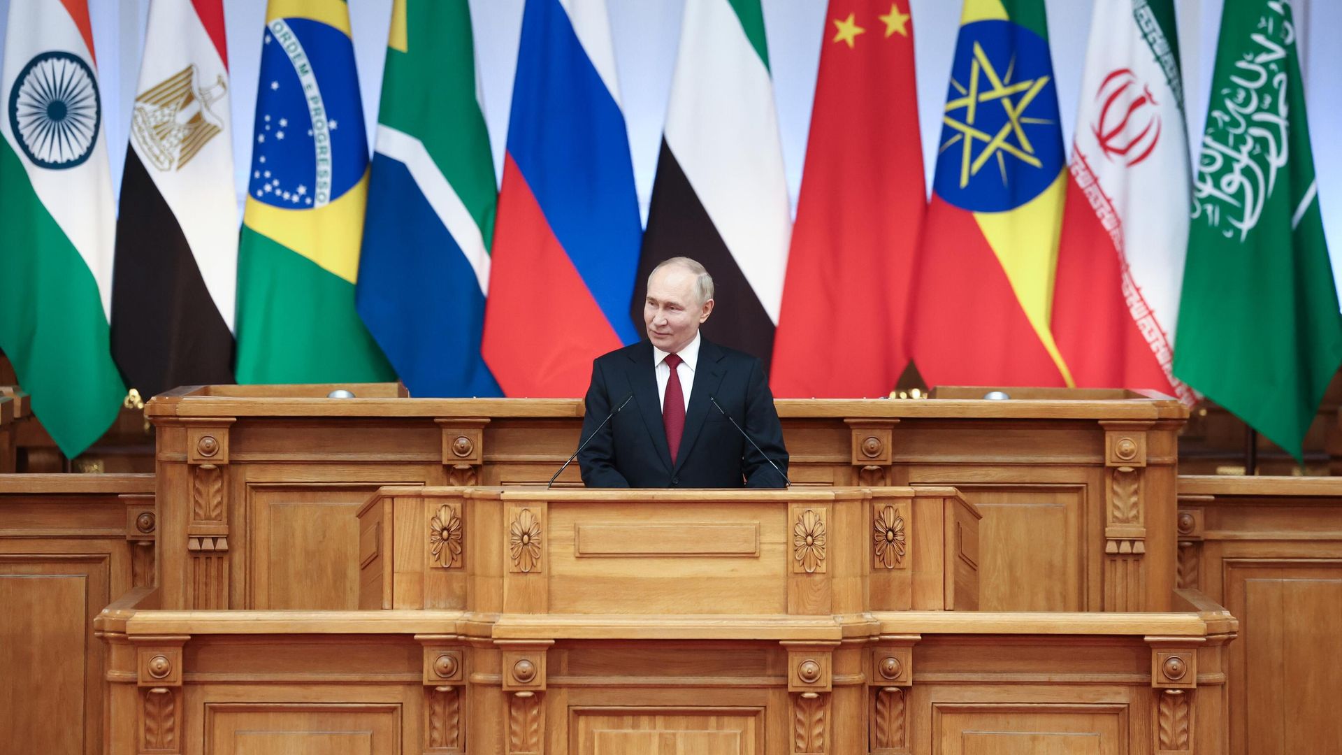Президент РФ Владимир Путин выступает на пленарном заседании X Парламентского форума БРИКС Президент РФ Владимир Путин выступает на пленарном заседании X Парламентского форума БРИКС - РИА Новости, 1920, 11.07.2024