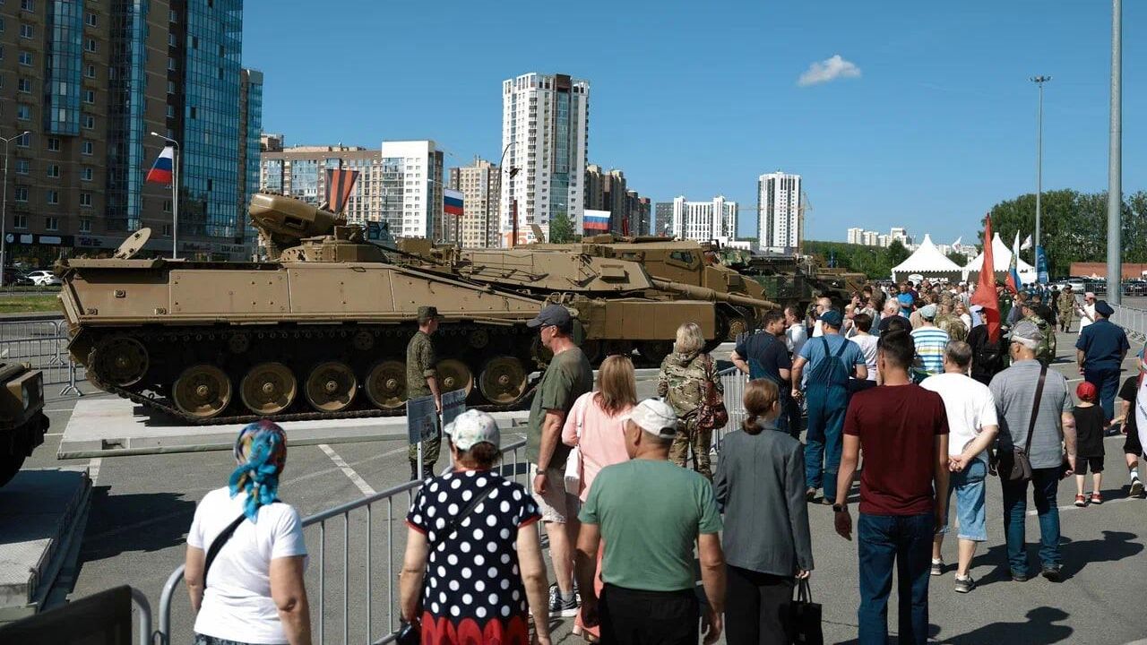 Ветераны военных конфликтов посетили выставку трофейной техники НАТО в Челябинске Ветераны военных конфликтов посетили выставку трофейной техники НАТО в Челябинске - РИА Новости, 1920, 12.07.2024
