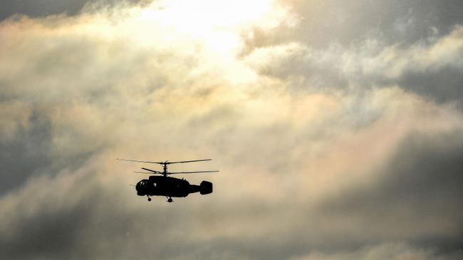 Новый пожарный вертолет Ка-32А11ВС, приспособленный для полетов в сложных метеоусловиях, во время показательной тренировки уникальной службы воздушных спасателей Московского авиационного центра (МАЦ) Новый пожарный вертолет Ка-32А11ВС, приспособленный для полетов в сложных метеоусловиях, во время показательной тренировки уникальной службы воздушных спасателей Московского авиационного центра (МАЦ)