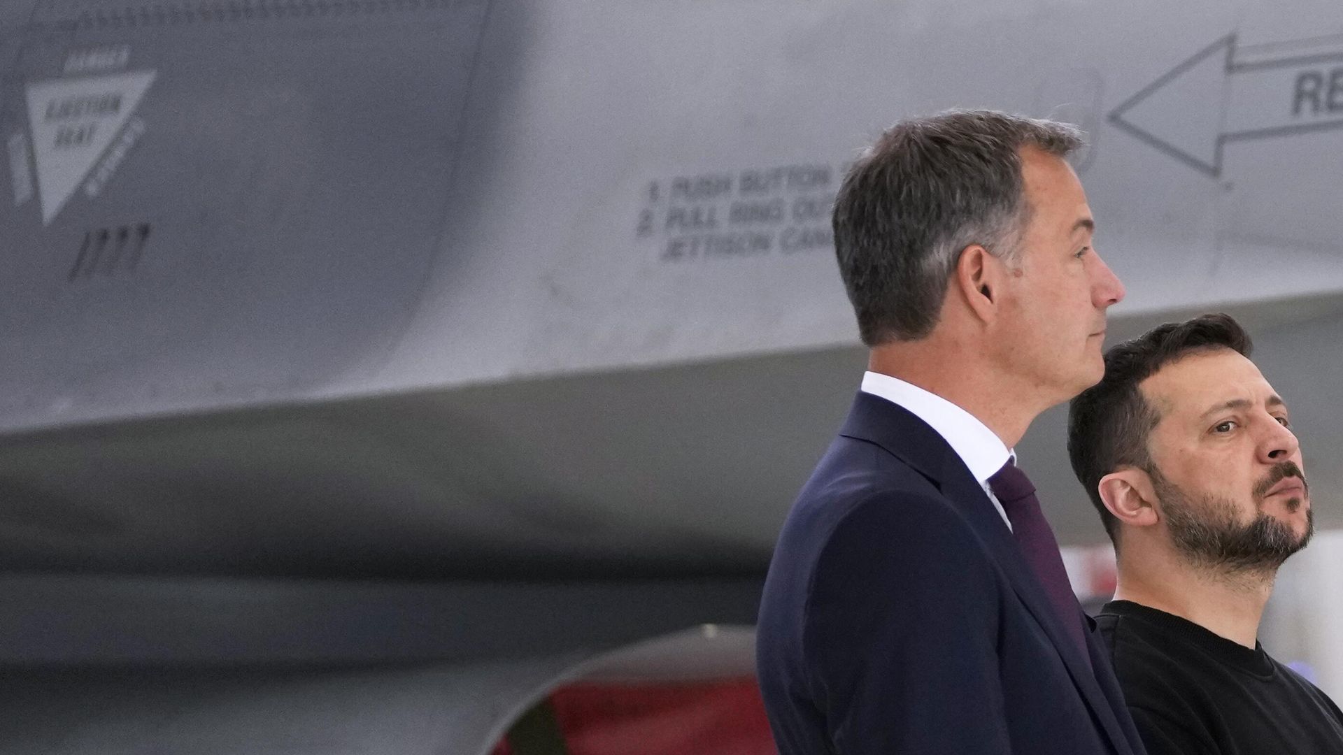 Владимир Зеленский на фоне истребителя F-16 Владимир Зеленский на фоне истребителя F-16 - РИА Новости, 1920, 13.07.2024