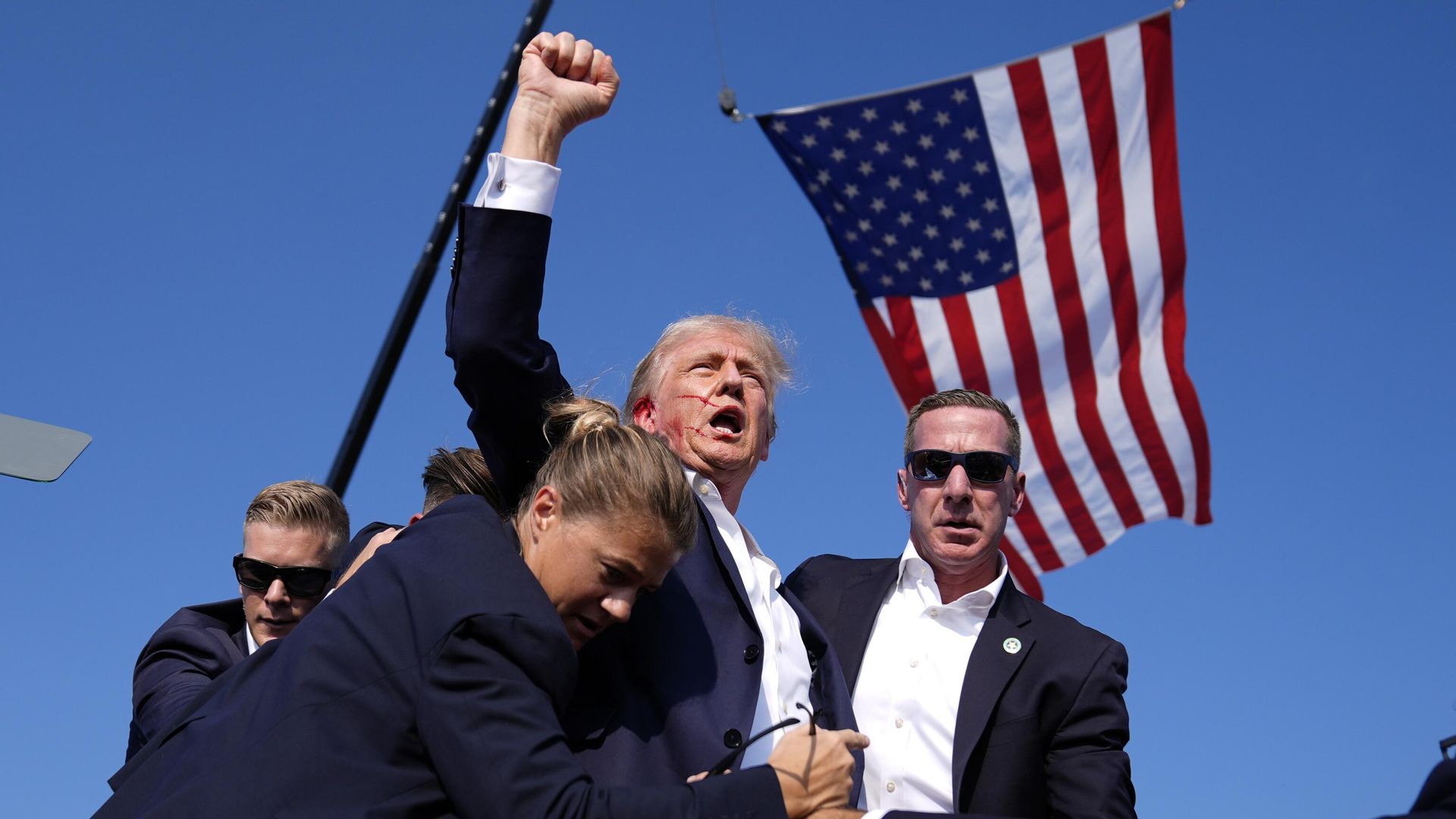 Дональд Трамп во время стрельбы на предвыборном митинге Дональд Трамп во время стрельбы на предвыборном митинге - РИА Новости, 1920, 15.07.2024