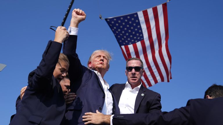 Кандидата в президенты США от республиканской партии Дональда Трампа прикрывают агенты Секретной службы США на предвыборном митинге Кандидата в президенты США от республиканской партии Дональда Трампа прикрывают агенты Секретной службы США на предвыборном митинге