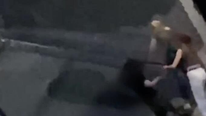Мужчина бьет девушку на улице в Махачкале. Кадр видео Мужчина бьет девушку на улице в Махачкале. Кадр видео - РИА Новости, 1920, 14.07.2024