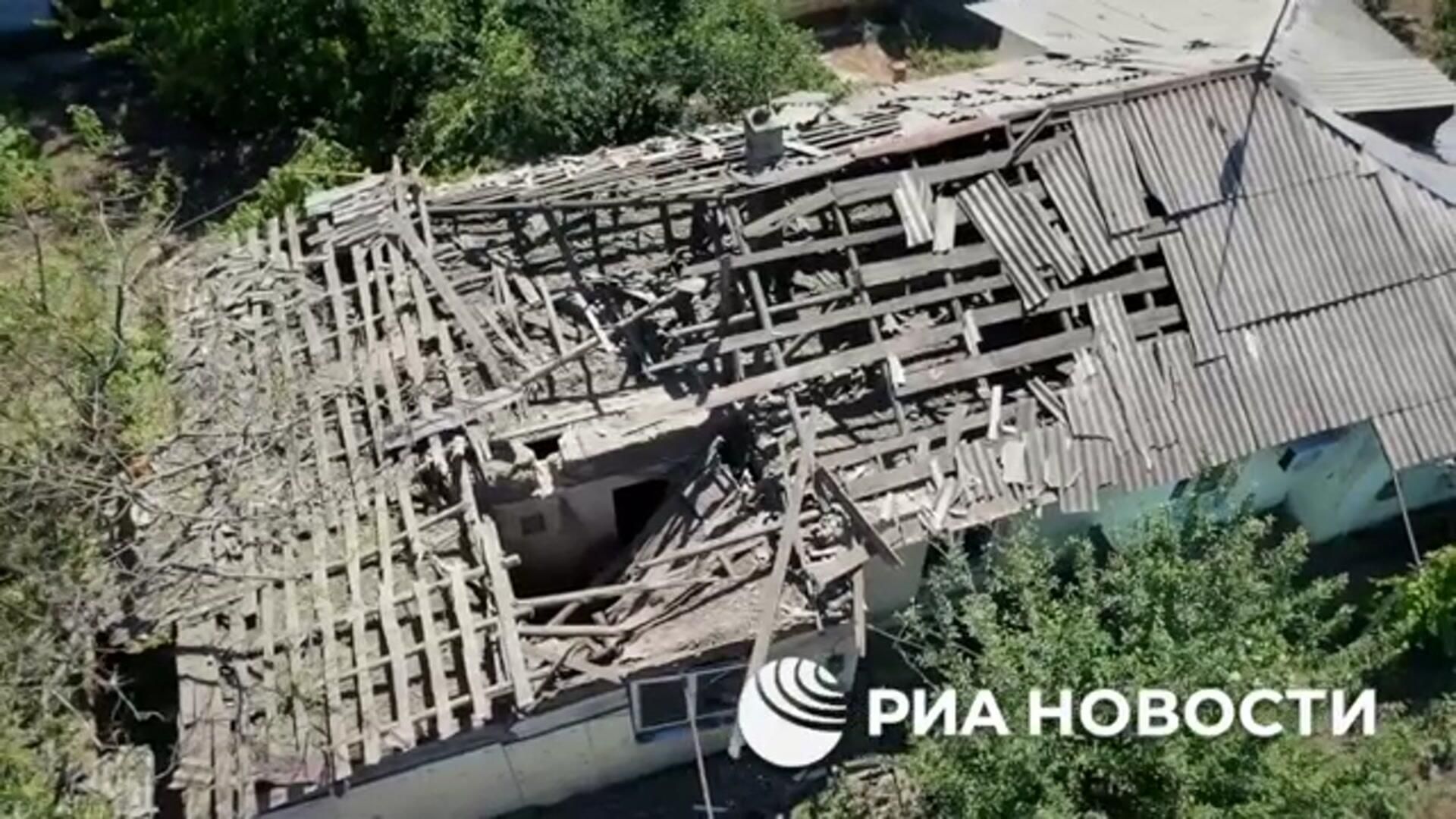 Разрушенный жилой дом в частном секторе Донецка Разрушенный жилой дом в частном секторе Донецка - РИА Новости, 1920, 14.07.2024