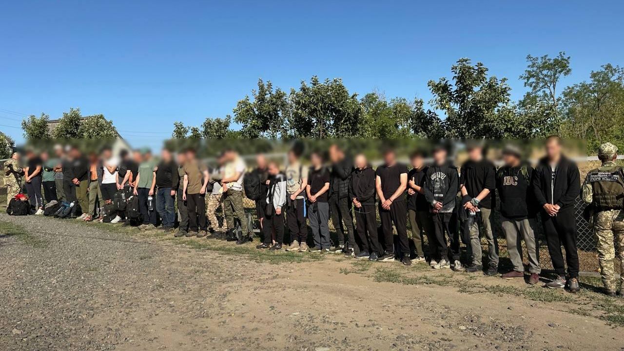 Группа мужчин, задержанных на Украине при попытке сбежать в Молдавию Группа мужчин, задержанных на Украине при попытке сбежать в Молдавию - РИА Новости, 1920, 03.09.2025