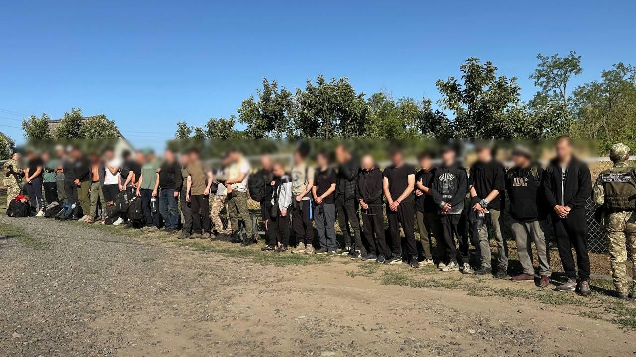 Группа мужчин, задержанных на Украине при попытке сбежать в Молдавию - РИА Новости, 1920, 03.09.2025