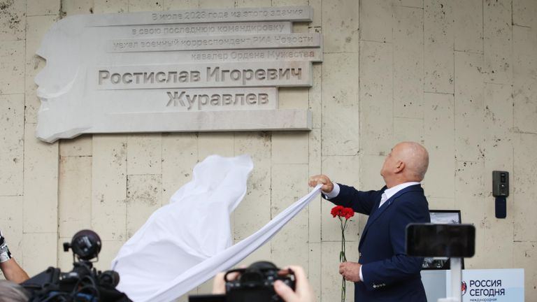Генеральный директор Международной медиагруппы Россия сегодня Дмитрий Киселев на торжественной церемонии открытия мемориальной доски военкору Ростиславу Журавлеву на здании Международной медиагруппы Россия сегодня на Зубовском бульваре в Москве Генеральный директор Международной медиагруппы Россия сегодня Дмитрий Киселев на торжественной церемонии открытия мемориальной доски военкору Ростиславу Журавлеву на здании Международной медиагруппы Россия сегодня на Зубовском бульваре в Москве